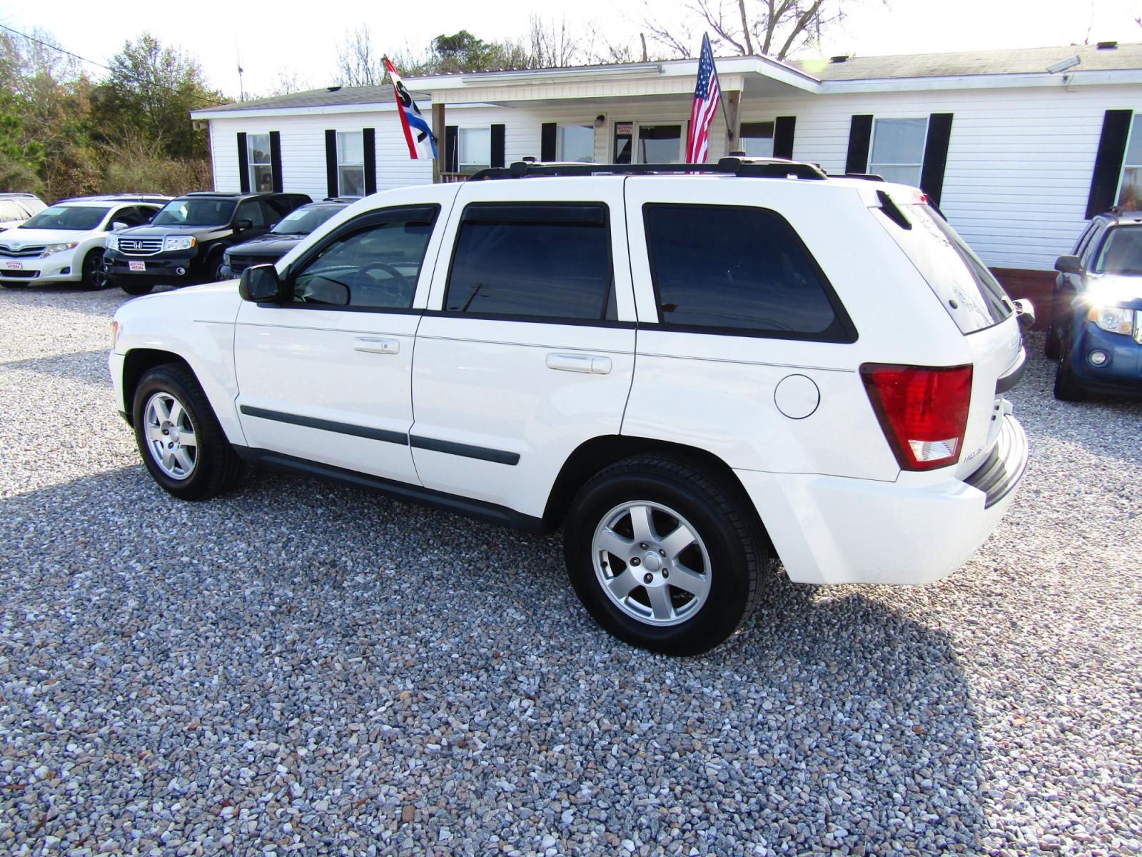 2009 WHITE Jeep Grand Cherokee (1J8GS48KX9C) , Automatic transmission, located at 15016 S Hwy 231, Midland City, AL, 36350, (334) 983-3001, 31.306210, -85.495277 - Photo #5